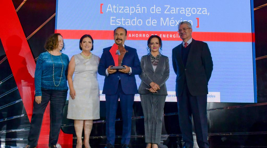 RECIBE PEDRO RODRÍGUEZ PREMIO POR PROGRAMA DE CAMBIO DE LUMINARIAS EN