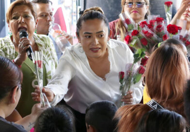 ENTRE APLAUSOS Y RECONOCIMIENTO CARMEN DE LA ROSA CONVIVE CON MUJERES DE NEZAHUALCÓYOTL